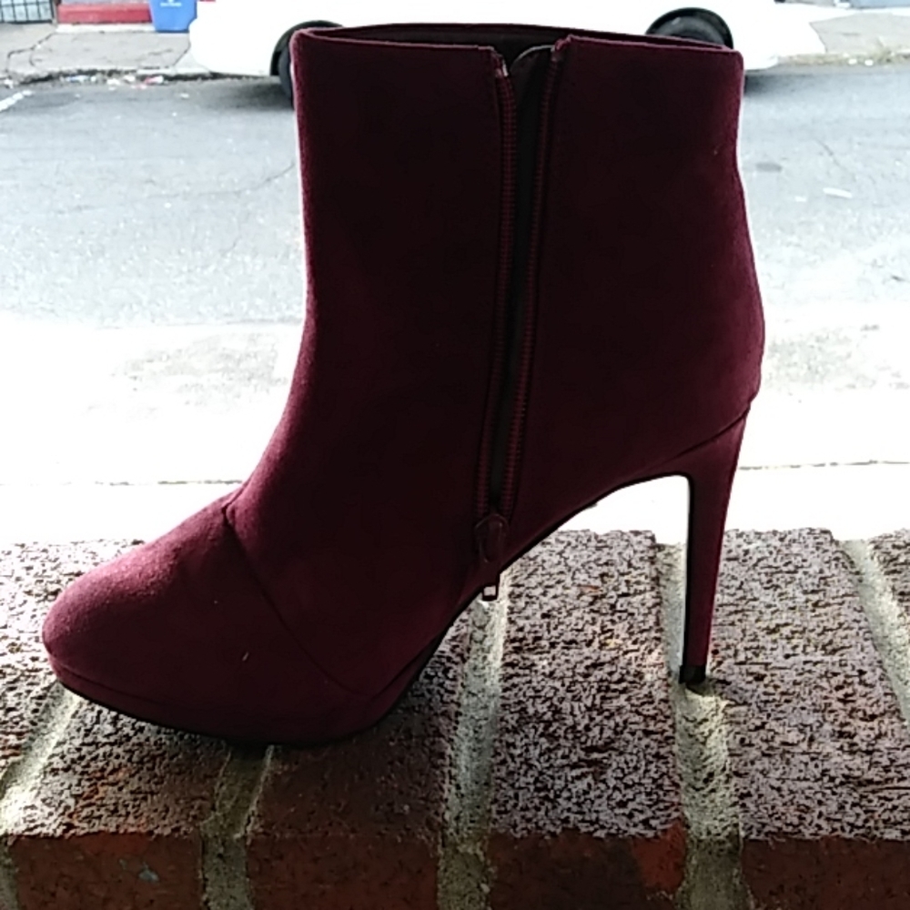 Atmosphere boots with stiletto heel.